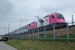 PKP Werbelok 370 002 steht am 2 Mai 2016 abfahrtbereit in Warszawa Wschodnia.