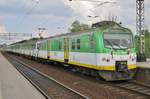 EN57AKM-1631 h�lt am 1 Mai 2016 in Warszawa Wschodnia.