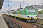EN57AKM-1613 h�lt am 1 Mai 2016 in Warszawa Wschodnia.