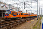 Der EN57AL-2111 (94 51 2 122 457-6 PL-PREG / 94 51 2 122 458-4 PL-PREG und 94 51 2 122 459-2 PL-PREG) ein modernisierter Triebzug vom Typ Pafawag 5B/6B der POLREGIO (Przewozy Regionalne Sp. z o.o.), ex EN57-1685, fährt am 25.06.2017 vom Hauptbahnhof Posen (Poznań Główny) in den Abstellbereich.

Der Triebzug wurde 1987 von PaFaWag in Wrocław unter der Fabriknummer 563 gebaut und als EN57-1685 an die PKP geliefert, seit 2008 bei der POLREGIO wurde er 2015 modernisiert und in EN57AL-2111 umbenannt.

Die Baureihe EN57 ist eine Baureihe dreiteiliger elektrischer Triebwagen ursprünglich der Polnischen Staatsbahnen (PKP). Seitdem der Nahverkehr aus diesen herausgelöst wurde, fahren sie für die jeweilige Nachfolgegesellschaft, hauptsächlich Przewozy Regionalne, teilweise (wie hier) erheblich modernisiert.

Die Elektrischen-Triebzüge EN57 bestehen aus einer festen Konfiguration von drei Fahrzeugteilen, zwei Steuerwagen (Herstellerbezeichnung 5B) und einem Triebwagen (Herstellerbezeichnung 6A) dazwischen. Scharfenbergkupplungen an den Enden ermöglicht das Zusammenkuppeln mehrerer Triebzüge.

TECHNISCHE DATEN:
Nummerierung (Auslieferzustand): 001–130; 601–1828; 1900–1953
Gebaute Anzahl: 1412
Hersteller:  PaFaWag in Wrocław
Baujahre:  1961–1993
Spurweite:  1.435 mm (Normalspur)
Achsformel: 2'2'+Bo'Bo'+2'2'
Länge über Kupplung: 64.970 mm
Breite: 2.880 mm
Höhe: 3.720 mm
Treibraddurchmesser: 1.000 mm
Laufraddurchmesser: 920 mm
Dienstgewicht: 126,5 t
Höchstgeschwindigkeit: 110 km/h erste Serie, später 120 km/h
Leistung: 4×145 kW (1.Serie) / 4×175 kW (2.Serie) / 4×250 kW (3.Serie)
Stromsystem: 3 kV DC
Anzahl der Fahrmotoren: 4
Kupplungstyp:  Scharfenbergkupplung
Sitzplätze:  212