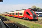 SKM 27WE-011 hällt am 1 Mai 2016 in Warszawa Zachodnia.