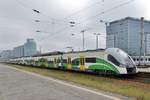 EN76-013 steht am 2 Mai 2016 in Warszawa-Zachodnia.