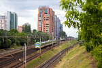 Zweigekuppelte dreiteilige elektrische Triebzüge, modernisierte Pafawag 5B/6B der Koleje Mazowieckie - KMKOL (Masowische Eisenbahnen), haben am 26 Juni 2017 den Bahnhof Warszawa Ochota (in