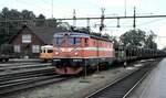 SJ Rc2 Nr.1077 mit Güterzug am 10.08.1985.