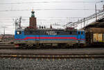 Die Green Cargo  Rc4 1163 (91 74 000 1163-6 S-GC) fährt am 21.03.2019 mit einem Güterzug durch Stockholm Central.

Die Rc4 wurde 1976 von ASEA unter der Fabriknummer 1789 gebaut und an die SJ geliefert.

Die Baureihe SJ Rc ist eine für die schwedische Staatsbahnen Statens Järnvägar (SJ) von ASEA zwischen 1967 und 1988 gebaute Elektrolokomotive. ASEA (Allmänna Svenska Elektriska Aktiebolaget) war ein schwedisches Elektrotechnikunternehmen, 1988 legte der Konzern sein Geschäft mit der Schweizer BBC (Brown, Boveri & Cie) zur Asea Brown Boveri (ABB) mit Hauptsitz in Zürich zusammen.

Die Rc Lokomotiven waren die ersten thyristorgesteuerten Serien-E-Loks in Schweden. Mit 366 in verschiedenen Varianten (Rc1 bis Rc7, sowie Rm) hergestellten Exemplaren ist die Baureihe die in Schweden am meisten verbreitete Lokbaureihe. Der Vorgänger der Rc-Lokomotiven war eine umgebaute RB-Prototyplok. Vorteil der thyristorgesteuerten E-Loks ist der Einsatz von Gleichstrommotoren mit Stufenschalter und Diodengleichrichter, anstelle von Wechselstrommotoren. Ein Problem bei thyristorgesteuerten Rc-Lokomotiven besteht darin, dass sie starke Störungen im Fahrdrahtnetz verursachen.

Der Lokkasten ist eine geschweißte, selbsttragende Konstruktion. Die Seitenwände sind mit Sicken verstärkt, die durch vier runde Bullaugen und eine Türe unterbrochen werden, zur Dachkante hin sind die Lüftergitter angebracht. Im Maschinenraum befinden sich mittig das Thyristor- und Transformatorgerät – beiderseits von Baugruppenschränken für Antrieb und Elektronik umgeben. Als Antrieb wird ein ASEA-Antrieb, bei Rc1 bis 4 vom Typ LJH 108, verwendet. Der Kasten ruht auf einer geschweißten Stahlblechkonstruktion, die an den Fronten die Zug- und Stoßvorrichtung aufnimmt. Rahmen und Lokkasten ruhen auf einem Wiegebalken, der auf vier Schraubenfedern und auf je zwei zweiachsigen Drehgestellen liegt. Die Zugkraftübertragung erfolgt über zwischen Drehgestellen und Wiegebalken befindliche, diagonal angeordnete, Streben auf den Brückenrahmen.
Grundsätzlich können bis zu drei Rc-Loks (einschließlich der aus ihnen abgeleiteten Type Rm und El 16) über eine Vielfachsteuerung miteinander verbunden und von einem Führerstand aus bedient werden.

Die Varianten der Rc-Reihe:
Reihe   Baujahr  Stück  Gewicht    V-max       Zugkraft
Rc1 1967–1968      20       80,0 t     135 km/h      275 kN
Rc2 1969–1975    100       76,8 t     135 km/h      275 kN
Rc3 1970–1971      10       76,8 t     160 km/h      235 kN
Rc4 1975–1982    130       78,0 t     135 km/h      290 kN
Rc5 1982–1986      60       78,0 t     135 km/h      290 kN
Rc6 1985–1988      40       78,0 t     160 km/h      250 kN
Rm   1977                6       90,0 t     100 km/h      314 kN

Die Loks Rc6 1421 und 1422 erhielten zudem eine geänderte Getriebeübersetzung für Geschwindigkeiten bis 180 km/h und deshalb die Bezeichnung Rc7. Allerdings erwies es sich als zu kostspielig, die Reisezugwagen für die erhöhte Geschwindigkeit mit Magnetschienenbremsen und anderen Details auszurüsten. Daher wurden die Rc7 1421 (2004) und 1422 (2003) wieder zu Rc6 zurückgebaut, behielten jedoch ihren dunkelblauen Anstrich.

TECHNISCHE DATEN der Rc4:
Spurweite:  1.435 mm (Normalspur)
Achsformel: Bo'Bo'
Länge über Kupplung: 15.500 mm
Drehzapfenabstand: 7.700 mm
Treibraddurchmesser:  1.300 mm 
Gewicht: 76 t
Höchstgeschwindigkeit: 135 km/h
Leistung: 3.600 kW
Anfahrzugkraft: 290 kN
Stromsystem: 15 kV 16 2/3 Hz ~
