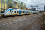 Ein SL X60B-Vollzug somit  zwei gekuppelte X60B, sechsteilige Alstom Coradia Nordic der SL - Storstockholms Lokaltrafik, hat am 21 März 2019, als Linie J43 [ex J35] der Stockholms Pendeltåg (S-Bahn Stockholm) von Bålsta via Stockholm C nach Västerhaninge, den Bahnhof Sundbyberg (in der Provinz Stockholms län) erreicht. Hier am Zugende der SL X60B 6087 (94 74 4606 087-5 S-SL). 

Der Alstom Coradia Nordic X60B 6087 wurde 2015 von ALSTOM Transport Deutschland GmbH (vormals LHB) in Salzgitter-Watenstedt gebaut und an die Storstockholms Lokaltrafik geliefert. Die Lieferungen von Alstom in Salzgitter begannen im Januar 2016, wobei die Züge mit der Fähre von Rostock nach Trelleborg transportiert wurden. Alstom lieferte zwei Züge pro Monat bis November 2017. Nach Abschluss der Lieferung der 3. Serie (X60, X60A und X60B) haben die SL - Storstockholms Lokaltrafik nun 129 sechsteilige Coradia-Nordic-Züge im Einsatz.

Die sechsteiligen Elektrotriebzüge der Baureihen X60 (X60, X60A und X60B) gehören zur Fahrzeugfamilie Alstom Coradia Nordic von Alstom und werden von der SL - Storstockholms Lokaltrafik für Stockholms Pendeltåg (S-Bahn Stockholm) eingesetzt. Die Gliederzüge sind eine an das schwedische Klima angepasste Weiterentwicklung der Coradia LIREX und ebenfalls niederflurig. Statt Einzelachsfahrwerke besitzen die Coradia Nordic allerdings konventionelle Enddrehgestelle und Jakobs-Drehgestelle zwischen den Mittelwagen. Das mitteleuropäische Pendant sind die Alstom Coradia Continental. Die auch schwedischen Regionalverkehr eingesetzten X61 und X62, gehören zu dieser Fahrzeugfamilie (Coradia Nordic), sind aber lediglich vierteilige elektrische Triebwagenzüge.

X60 (6001–6071)
Im April 2002 bestellte Lokaltrafik aus Storstockholm 55 neue X60-Nahverkehrszüge beim Hersteller ALSTOM Transport Deutschland GmbH in Salzgitter, 2006 wurde die Bestellung auf 71 erhöht, die Lieferungen erfolgten 2005 bis 2008. Der Großteil der Fertigung fand, ähnlich wie beim X40, in Salzgitter, Deutschland, statt. Ein Triebwagenzug besteht aus 6 Einheiten (A1, M1, M2, M3, M4, A2). Die einzelnen Zugteile tragen einen Buchstabenzusatz, so haben die Endwagen jeweils die Bezeichnungen X60A1 bzw. X60A2 und die vier Mittelwagen X60M1 bis X60M4. Ein Vollzug wird aus zwei gekuppelten X60 gebildet. 

Die X60 der SL sind 107,1 m lang, 3.258 mm breit und 4.280 mm hoch. Die Züge verfügen jeweils über 374 Sitzplätze und 565 Stehplätze und 12 Türen pro Wagenseite, um das Ein- und Aussteigen zu erleichtern. Die Wagenfußböden sind auf der gleichen Höhe wie die Bahnsteige. Bei 92% der Wagenfläche beträgt die Fußbodenhöhe 760 mm über Schienenoberkante, in den Durchgängen steigt sie auf 830 mm an und erreicht maximal 1080 mm. Die Triebzüge sind für eine Höchstgeschwindigkeit liegt von 160 km/h ausgelegt, somit höher als bei früheren S-Bahn-Typen.

X60 besitzen 12 Fahrmotoren, d.h. 6 von 7 Drehgestellen sind motorisiert, nur das Drehgestell 3 ist ein reines Laufdrehgestell. An allen Rädern sind Scheibenbremsen vorhanden, also zwei Bremseinheiten pro Achse, wovon eine dieser beiden über eine Feststellbremsfunktion (Federspeicherbremse) verfügt, d.h. alle 14 Achsen verfügen über eine Feststellbremse, die Bremskraft beträgt jedoch 50 % die Gesamtbremsleistung. Darüber hinaus sind an den Drehgestellen 1, 3 und 7 Magnetschienenbremsen vorhanden.

X60A (6072–6083)
Nach ein paar Jahren (im Mai 2010)  bestellte SL weitere 12 X60-Triebwagen, um den gestiegenen Bedarf an Zügen vor der Inbetriebnahme der neuen Pendeltå-Linie 40 Älvsjö-Uppsala ab Ende 2012 zu decken. Diese Züge (Nr. 6072-6083) sind gegenüber der ersten Serie leicht modifiziert und tragen daher die Bezeichnung X60A. Die Lieferungen erfolgten 2012.

X60B (6084–6129)
Im Juni 2012 wurden von der SL weitere 46 Zuggarnituren des Typs X60 bei ALSTOM bestellt, die dann in den Jahren 2016 und 17 ausgeliefert wurden. Neben einer weiter modernisierten elektrischen Ausrüstung verfügen diese neuen Züge (X60B 6084-6129) auch über eine verbesserte Fahrerumgebung und einige Änderungen für Fahrgäste wie neue Türen, Sitze und Steckdosen. Insgesamt gab es bei der, ebenfalls 107,1 m langen neue Generation, Änderungen gegenüber dem Vorgängermodell. Die X60B haben 354 Sitzplätze sowie 54 Klappsitze. Nach Abschluss der Lieferung der X60B haben die SL - Storstockholms Lokaltrafik nun 129 sechsteilige Coradia-Nordic-Züge im Einsatz. Allerdings sind die X60B-Züge nicht mit den älteren Zuggarnituren (X60 und X60A) mehrfach einsetzbar.

TECHNISCHE DATEN:
Nummerierung: 	X60 6001–6071, X60A 6072–6083 und X60B 6084–6129
Gebaute Anzahl: 71 (X60), 12 (X60A) und 46 (X60B) = 129 Gesamt
Hersteller: ALSTOM Transport Deutschland GmbH in Salzgitter-Watenstedt
Baujahre: 2005 bis 2008 (X60), 2012 (X60A), und 2015 bis 2017 (X60B)
Spurweite: 1.435 mm (Normalspur)
Achsfolge: Bo’(Bo´)(Bo´)(Bo´)(2´)(Bo´)Bo’
Länge über Kupplung: 170.100 mm
Breite: 3.258 mm
Höhe: 4.280 mm
Leergewicht: 206 t (X60/X60A),  210 t (X60B)
Höchstgeschwindigkeit: 160 km/h
Beschleunigung: 1,12 m/s² von 0–80 km/h
Leistung: 12 × 250 kW = 3.000 kW
Anfahrzugkraft: 340 kN
Fahrmotoren: 12 Stück vom Typ Alstom 6 HCA 1755C
Stromsystem: 15 kV, 16 2/3 Hz~

Quellen: järnväg.net , Jernbane.net und Wikipedia
