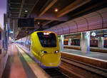 Der Arlanda Express Triebzug 2, ein Alstom Coradia X3, verl�sst als Arlanda Express zum Flughafen Stockholm/Arlanda, am 21 M�rz 2019 Stockholm Central (Stockholm Hbf).

Die vierteilige, normalspurige elektrische Triebwagenzug vom Typ X3 wird von der schwedischen Gesellschaft Arlanda Express f�r den direkten Verkehr zwischen Stockholm C (Stockholm Hbf) und Flughafen Stockholm/Arlanda verwendet.

Von Alstom wurden sieben dieser klimatisierten Z�ge in Birmingham gebaut und 1998/99 geliefert. Der X3 geh�rt zur Obergruppe der Coradia-Triebwagen und kann Geschwindigkeiten bis 205 km/h erreichen. Die Z�ge sind wei� und gelb lackiert. Die Triebwagen nutzen das gleiche Stromsystem, wie es im gesamten schwedischen Eisenbahnnetz vorhanden ist. Der gesamte Zug besitzt 190 Sitzpl�tze.Jeder Wagen verf�gt �ber zwei T�ren und an jeder T�r sind Gep�ckablagen vorhanden. In einem der Wagen sind gesonderte Pl�tze f�r Rollstuhlfahrer sowie ein WC vorhanden.

TECHNISCHE DATEN:
Spurweite: 	1435 mm (Normalspur)
Achsformel: Bo'Bo'+2'2'+'2'2+Bo'Bo'
L�nge �ber Kupplung: 93.084 mm
Dienstgewicht: 187 t
H�chstgeschwindigkeit: 200 km/h
Leistung: 2.240 kW
Stromsystem: 15 kV 16,7 Hz ~
Sitzpl�tze: 	228

Arlanda Express ist eine schwedische Bahnverbindung, die mit dem 200 km/h schnellen Elektrotriebzug X3 seit 1999 den Stockholmer Hauptbahnhof mit dem Flughafen Stockholm/Arlanda verbindet. Die Z�ge bew�ltigen die 40 km lange Strecke in 20 Minuten. Am Flughafen bedienen sie die Stationen Arlanda S�dra und Arlanda Norra. Die Z�ge verkehren bis auf wenige Ausnahmen in den Tagesrandzeiten alle 15 Minuten, im Berufsverkehr etwa alle zehn Minuten.

Der Arlanda Express wird von der Aktiengesellschaft A-Train AB betrieben, die f�r den Bau der separaten Gleise verantwortlich war. Diese sind in Staatseigentum und werden von der Arlanda Express-Betreibergesellschaft angemietet und unterhalten. Dies steht im Gegensatz zum �brigen schwedischen Eisenbahnnetz, das von der staatlichen Infrastrukturgesellschaft Trafikverket unterhalten wird.

In Arlanda und im Hauptbahnhof von Stockholm am Gleis 1 und 2 haben die Z�ge gesonderte Bahnsteige. Dort ist ein direkter stufenloser �bergang vom Zug zum Bahnsteig m�glich. 

