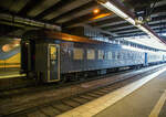 Der SJ zweite Klasse Reisezugwagen der Gattung B7, S-SJ 50 740 22-73 393-5, der SJ (Statens J�rnv�gar AB, ehemaligen schwedische Staatsbahnen), ex SJ 5393, am 21 M�rz 2019 am Zugende von einem