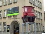 SBB: Der kleinste Rangiertraktor der SBB in luftigen H�hen. Vom 23. M�rz 2006 bis zum 17. Dezember 2006 wies der kleinste Rangiertraktor Ta 969-972 (1911-1927) vor dem Historischen Museum in Olten auf die Ausstellung zum Jubil�um  150 Jahre Eisenbahn in Olten  hin. Die Aufnahme vom  TINTENFISCH  ist am 4. Juni 2006 entstanden. Foto: Walter Rutsch