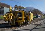 Dieses in Blonay stehende Bahnbaugerät trägt die Sersa  Inventar N° 121000 und wurde 1985 von der Firma Plasser & Theurer unter der Fabriknummer 2734 als Type UNIMA 1 in Österreich