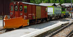Ein BLS Dienstzug abgestellt im Bahnhof Goppenstein am 28.05.2012, aufgenommen aus dem fahrenden Zug, bestehend aus:  Vorne der zweiachsige Schneepflugwagen X-v 40 63 94 05 001-6, Baujahr 1961 (Umbau