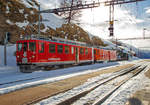 Der RhB Triebwagen ABe 4/4 II 47 und der Diensttriebwagen Xe 4/4 27201, (ex Xe 4/4 23202, ex ABe 4/4 II 49), mit einem G�terwagen und dem historischen Schneepflug RhB R 3 (Rh.B R.3), ex RhB X 9103