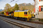 Der RhB (Rh�tische Bahn) Xmf 6/6 24402, ein Fahrleitungsturmwagen vom Typ Plasser & Theurer MTW 100.160 steht am 01.11.2019 mit einem Oberleitungsbauzug beim Bahnhofs Reichenau-Tamins (aufgenommen aus
