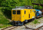 Der MOB Fahrleitungs-Turmtriebwagen Tm 2/2 - 7 (ex RhB Xm 2/2 9914) abgestellt am 28.05.2012 in Château d'Oex, aufgenommen aus fahrendem Zug.