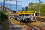 Der vierachsige Drehgestell-Tiefbett-Flachwagen als Dienstgüterwagen MOB X 775 der Montreux-Berner Oberland-Bahn, ex RhB Sbk-v 7705, abgestellt am 28.05.2023 in Vevey.