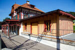 Empfangsgeb�ude vom BLS Bahnhof M�lenen mit dem kleinen G�terschuppen am 08 September 2021, in n�rd�stlicher Blickrichtung .

M�lenen ist ein kleiner Ort auf 692 m �. M. im Kandertal im Berner Oberland und geh�rt zur Gemeinde Reichenbach im Kandertal. Der Bahnhof liegt an der L�tschberglinie im Berner Oberland zwischen Spiez und Frutigen. Unweit vom Bahnhof ist die Talstation der Niesenbahn die auf den 2362 m �. M. hohen Niesen.