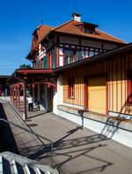 Empfangsgeb�ude vom BLS Bahnhof M�lenen mit dem kleinen G�terschuppen am 08 September 2021, in n�rd�stlicher Blickrichtung .