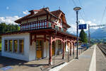 Empfangsgeb�ude vom BLS Bahnhof M�lenen am 08 September 2021, in s�d�stlicher Blickrichtung (Berneralpen/L�tschberg).

M�lenen ist ein kleiner Ort auf 692 m �. M. im Kandertal im Berner Oberland und geh�rt zur Gemeinde Reichenbach im Kandertal. Der Bahnhof liegt an der L�tschberglinie im Berner Oberland zwischen Spiez und Frutigen. Unweit vom Bahnhof ist die Talstation der Niesenbahn die auf den 2362 m �. M. hohen Niesen.