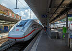 Der zwölfteilige ICE 4 der BR 412.0, Tz 9013 der DB Fernverkehr AG erreicht.
