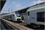 Es wird  geflügelt : In Spiez verlässt der BLS RABe 528 120 MIKA als R11 den als RE1 nach Brig fahrenden BLS MIKA RABe 528  La Chaux de Fonds . 

8. Aug. 2024