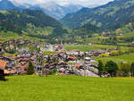   Unterwegs mit einem MOB-Zug (GoldenPass Line) am 28.05.2012, nun kommt die Endstation des Zuges, der Bahnhof Zweisimmen im Berner Oberland in Sicht.