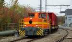 KEBAG AG: Bereitstellung von einem Kehrichtzug mit der SCHÖMA Tm 237 874-3  ZUCHWIL  bei der Kehrichtverbrennungsanlage Emmenspitz am 3. November 2015. Mit den grauen Container wird Schlacke ab- sowie den braunen Containern Kehricht zugeführt für die Verbrennung. Das Rangiermanöver sowie der Umlad der Container von den Last- auf die Bahnwagen und umgekehrt wird im Emmenspitz von nur einem Mitarbeiter vorgenommen.
Foto: Walter Ruetsch 