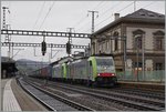 Die BLS Re 486 502 und eine weiter BLS Lok mit einem Güterzug Richtung Süden bei der Durchfahrt in Liestal.