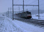 BLS: Güterzug mit Doppeltraktion der BR 186 bei der Durchfahrt Riedtwil am 17.