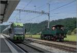 W�hrend bei den ersten SCB C4 181 - 186, sp�tere SBB Gruppe 67 resp. Ed 2x 2/2 7681 - 7686 das F�hrerhaus geschlossen war, wurde bei der zweiten Serie 187 - 196 dieses offen gelassen. Da die Lok jedoch oft mit dem Tender voraus unterwegs war, musste schon bald auch eine eine geschlossen R�ckwand angebracht werden. Die entfiel bei der Restaurierung der Lok, so dass sie sich im Ablieferungszustand zeigt, wie auf diesem Bild zu sehen ist. Die SCB C 4 196/ SBB Ed 2x 2/2 7696 (UIC 90 85 00 07 696-7) rangiert in Sumiswald Gr�nen.
Links im Bild erreicht der BLS RABe 535 124 als S 44 nach Thun den Bahnhof von Sumiswald Gr�nen. 
14. Juni 2025 