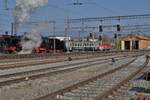 Verein Pacific 01 202.
Nachdem die Trieb- und Kuppelstangen der 01 202 aus Meiningen zurück und wieder montiert sind, fand am 22. April 2021 die geplante Probefahrt rund um den Bielersee statt.
Der Testzug bestand zusätzlich aus der Re 4/4 l 10009, ehemals SBB und einem BD, ehemals BLS.
Beim Verlassen des Lokschuppens in Lyss mit Volldampf.
Foto: Walter Ruetsch