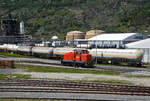 Aus dem Zug heraus, die Em 3/3 162 (98 85 5837 907-5 CH-LONZA), ex RAG V 135, eine Henschel DHG 500 C der Lonza Group AG (Visp), fährt am 26.05.2023 auf den Werksgleisen der Lonza Group AG in Visp.

Die Henschel  DHG 500 C wurde 1969 von der Henschel-Werke GmbH in Kassel unter Fabriknummer 31232 gebaut und an die Rheinpreußen AG für Bergbau und Chemie in Moers als Lok 35 geliefert, zum 01.01.1970 wurde sie zur RAG V 135 (Ruhrkohle AG), ab 1991 RAG 435. Im Jahr 2002 ging sie an die Sasol Solvents Germany GmbH, Werk Moers-Meerbeck  (Lok 1). 2012 ging sie dann an die Schweiz an die LSB Lok Service Burkhardt AG in Hinwil, wo sie komplett neu revidiert und remotorisiert wurde, bevor sie 2014 an die Lonza Group AG in Visp ging.
