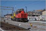 Der SBB Tm 234 102-2 (Tm 98 85 5 234 102-2 CH-SBBI) fährt in Cully über das umgebaute und  an diesem Tage wieder in Betrieb gesetzte Gleis 1 in Richtung Vevey.