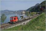 Kurz vor Villeneuve ist der SBB Tm 234 418-2  DART  (Tm98 85 5 234 418-2 CH SBBI) ist mit zwei Dienstwagen unterwegs.