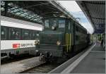 Die Ae 4/7 10997 mit dem nur aus einem Wagen bestehenden Sonderzug um  Tatoo -Vorstellung in Basel wartet in Lausanne auf die Abfahrt.