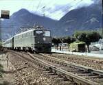 SBB Ae 6/6 Nr.11 436 beim Gleis-Seitenwechsel in Flüelen am 11.09.1980.