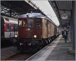 Die BLS Ae 6/8 208 erreicht mit ihrem Weihnachts-Pullmann Express beim Halt in Lausanne.