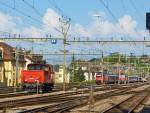 Am 29.05.2012 am Bahnhof Lausanne, links ist die SBB Ee 934 553-0 (ex Ee 3/3 IV - 16 553) abgestellt, rechts ein paar Abstellgruppen. 

Die Ee 3/3 IV ist eine 4-Stromsystem-Lok (15 kV 16,7 Hz AC, 25 kV 50 Hz AC, 3 kV DC und 1,5 kV DC), diese komplizierte Technik erforderte h�here und breitere Aufbauten vor und hinter dem F�hrerstand und f�hrte zu niedrigerer Leistung (390 kW / 530 PS). Zugleich konnte dank des moderneren Kuppelstangenantriebs die H�chstgeschwindigkeit auf 60 km/h angehoben werden. Insgesamt wurden 10 dieser Loks 1962-1963 bei SLM/SAAS gebaut.