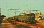 Die Re 4/4 I 10041 mit einem Schnellzug von Biel/Bienne nach Del�mont wartet in Grenchen Nord auf die Abfahrt.