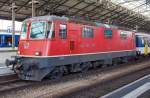   Die SBB Re 4/4 II (Re 420) 11207 steht mit einem IR am 25.05.2012 im Bahnhof Lausanne.