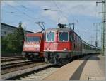 Die Re 4/4 II 11196 erreicht mit ihrem IC 282 von Zürich nach Stuttgart den Bahnhof Singen.