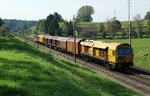 SBB: Eine unbekannte Re 4/4 II mit einer Gleisbaumaschine von Scheuchzer am Haken zwischen Niederbipp und Wangen an der Aare am 12.