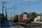 Die SBB Red 4/4 II 11234 f�hrt mit einem Postzug durch die Haltestelle mit dem langen Namen  Biel/Bienne B�zingenfeld/Champ-du-Boujean .