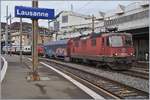 Die SBB Re 420 290-9 mit einem  mini - Güterzug in Lausanne.