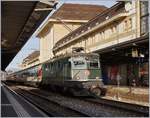 Die ehemalige TEE Lok und nun letzte grüne Personenverkehrs Re 4/4 II 11161 in Lausanne rangiert einen RE, der am Abend nach St-Maurice fahren wird.