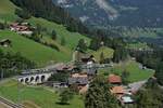 Bei Garstatt schiebt die BLS Re 4/4 II 502 ihren RE in Richtung Spiez.