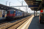 Die SBB Cargo Re 4/4 II – 11228  / Re 420 288-3  „Avanti Tutta! / Vorwärts.“ (91 85 4420 288-3 CH-SBBC) fährt am 07 September 2023 mit einem gedeckten Güterzug durch
