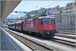 Die SBB Re 4/4 II 11294 (Re 420 294-1)  100 Jahre Zirkus KNIE  steht mit einem Nahgüterzug in Spiez. 

23. Juli 2024