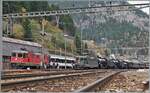 Der Zweck der Rangierfahrt in Göschenen der B 3/4 1367 (SBB Historic) war die Einreihung in den  Dampfzug der Elefanten : die C 5/6 2978 und 2969 fuhren mit einem historischen Zug über den Gotthard und brauchten Hilfe: auf den Nordrampe von der B 3/4 1367 als Schublok am Schluss des Zuges und nun zur Vermeidung von zu viel Rauch im Gotthardtunnel von der SBB Re 4/4 II 11161. Das Bild zeig den in Kürze in Göschenen abfahrenden Zug und auch dass die B 3/4 1367 Vorspanndienst gewohnt ist; ist sie doch hier erst an vierter Stelle eingereiht.
Auf Gleis 2 mit einer roten SBB Re 4/4 II ist der Gotthard Panoramique Express zu sehen, der nach einem kurzen Halt Göschenen in Richtung Airolo verlässt.

21. Oktober 2017