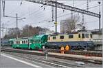 W�hrend die IRSI/IGE  Rheingold  Re 4/4 II 11387 (Re 421 387-2) in Morges ihren Kieszug �ber die Rollbockgrube schiebt, rangiert der BAM MBC Be 4/4 11 Rollb�cke.