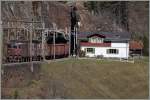 Zwei BLS RE 4/4 auf dem Weg Richtung Süden bei Kilometer 65.5 auf der Gotthard Nordrampe oberhalb von Wassen am 14.